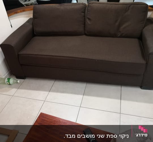 ספה חומה על רצפת קרמיקה לבנה